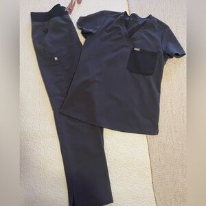 Limited edition figs scrubs set. Kade cargo bottoms, catarina contrast top. XS